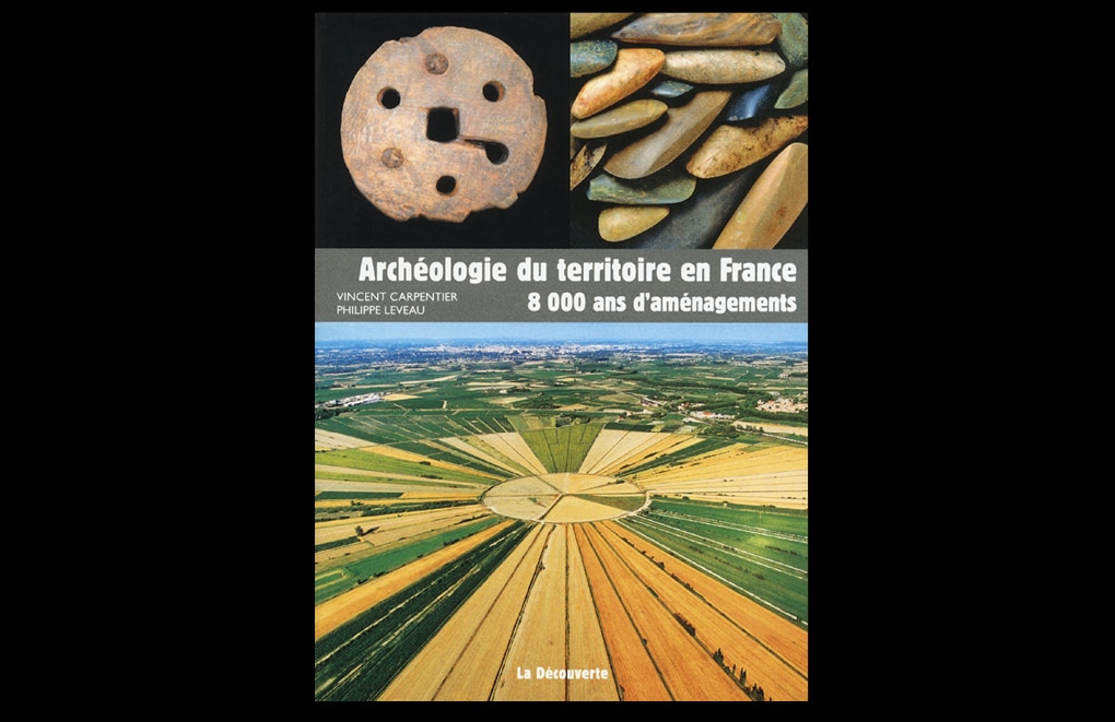 Archéologie du territoire en France. 8000 ans d’aménagements de Vincent Carpentier et Philippe Leveau.   Collection « Archéologies de la France »,  Editions La Découverte-Inrap, 176 pages, avril 2013, 22 €.