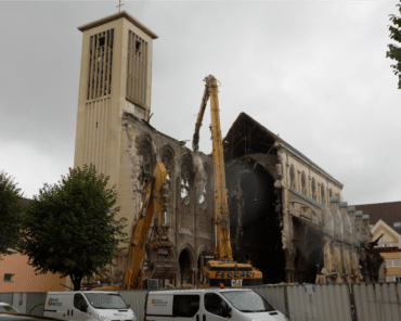 Eglise en péril: Un état du patrimoine religieux, entre souffrances et renaissances.